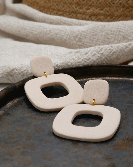 boucles d'oreilles fait main, matière argile polymère, apprêts en acier inoxydable hypoallergénique, bijoux fabriqués en Suisse, fun et élégant, blanc crème, Liv Designs